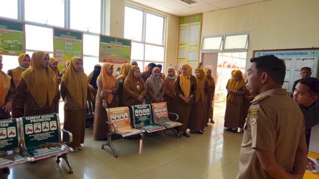 Bupati Sidenreng Rappang, H. Syaharuddin Alrif, hadir di tengah-tengah aktivitas pelayanan kesehatan Puskesmas tersebut. (Dok. Humas Sidrap)