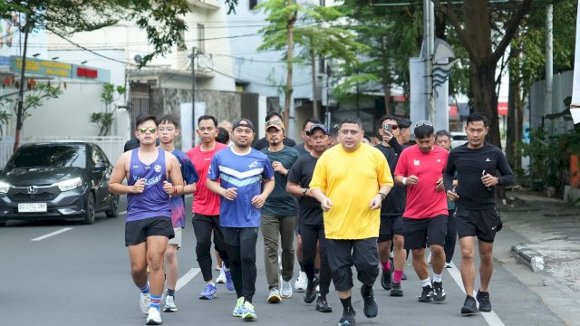 Wali Kota Makassar, Munafri Arifuddin, mengisi Ahad paginya dengan berlari bersama komunitas pelari dari Balaikota Makassar.
