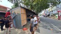 Berdiri 5 Tahun di Atas Drainase, Tiga Lapak di Tallo Akhirnya Ditertibkan