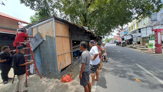 Penertiban lapak pedagang kaki lima (PKL) yang berdiri di atas saluran drainase di Jalan Datuk Patimang, Kelurahan Kalukuang, Tallo.