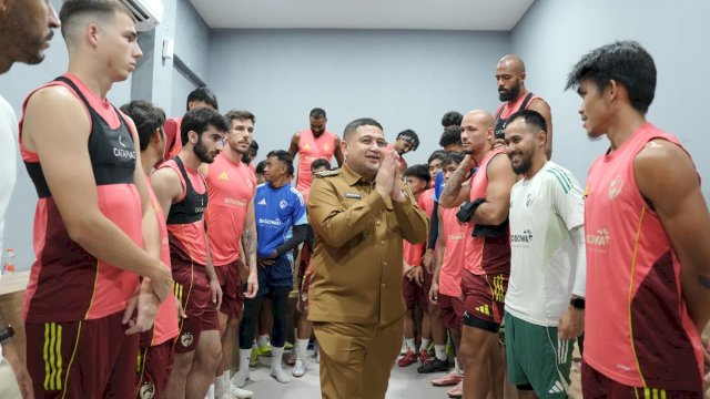 Wali Kota Makassar, Munafri Arifuddin, datang dan saksikan langsung pemain PSM Makassar latihan.