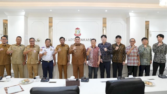 Wali Kota Makassar, Munafri Arifuddin saat menerima paparan program kolaborasi Pemerintah Korea yang direpresentasikan oleh Ecolant Co, LTD di Balaikota Makassar.