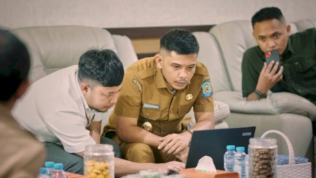 Kepala KP2KP Bontosunggu, Zulfahri, melakukan koordinasi dengan Wakil Bupati Jeneponto Islam Iskandar.