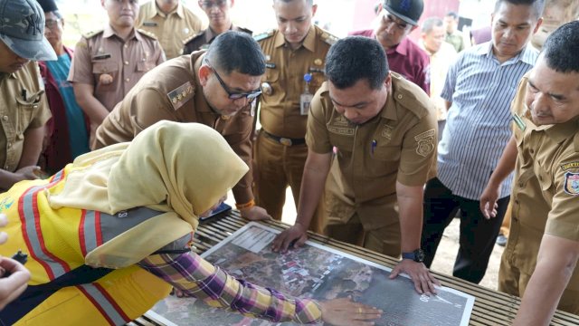 Wali Kota Makassar, Munafri Arifuddin, bersama Dinas Pertanahan serta Dinas Bina Marga dan Bina Konstruksi (DBMBK) Sulawesi Selatan, turun langsung meninjau lokasi pembangunan jembatan Barombong.