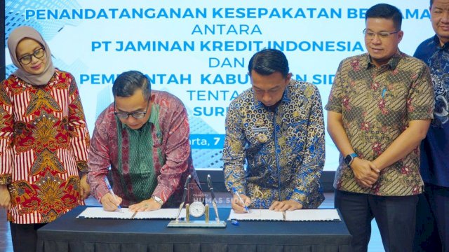 Bupati Sidrap, Syaharuddin Alrif, bersama Plt Direktur Utama PT Jamkrindo, Abdul Bari, melakukan penandatanganan MoU terkait layanan surety bond.