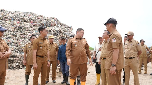 Wali Kota Makassar, Munafri Arifuddin, meninjau langsung kawasan Tempat Pembuangan Akhir (TPA) di Kecamatan Manggala.