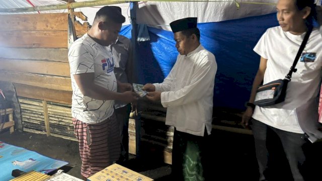 Tim LAZ Hadji Kalla menyalurkan bantuan kemanusiaan melalui Program Bantuan Penanggulangan Dampak Bencana kepada warga terdampak kebakaran di Dusun Kampung Tulu, Polman.
