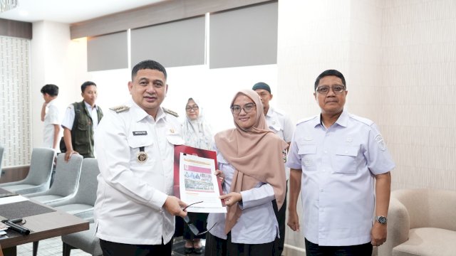 Kepala Dinas Sosial Kota Makassar, Andi Bukti Djufrie, bertemu langsung dengan Wali Kota Makassar, Munafri Arifuddin di Balai Kota.