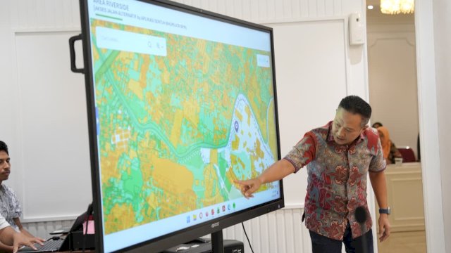 Chief Executive Officer Kalla Land & Property, Ricky Theodores, menyampaikan progres pembangunan jalan alternatif Jalan Leimena-Antang, di hadapan Wali Kota Munafri Arifuddin.