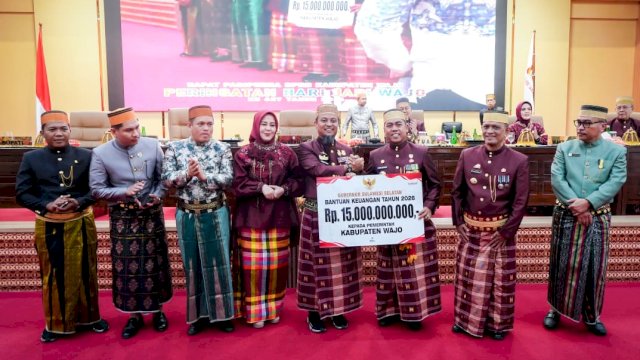 Gubernur dan wakil gubernur Sulsel, Andi Sudirman Sulaiman-Fatmawati Rusdi, menghadiri Hari Jadi Wajo ke-627.