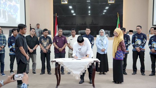 Kepala Pusat Pengendalian Lingkungan Hidup Sulawesi dan Maluku (Pusdal LH-SUMA), Dr. Azri Rasul, dengan seluruh camat se-Kota Makassar.