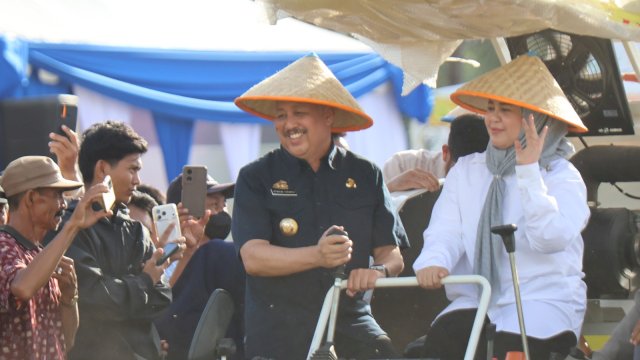 Bupati Pinrang, Irwan Hamid bersama Wakil Gubernur Sulsel, Fatmawati Rusdi, diacara pesta panen di Kabuapten Pinrang.