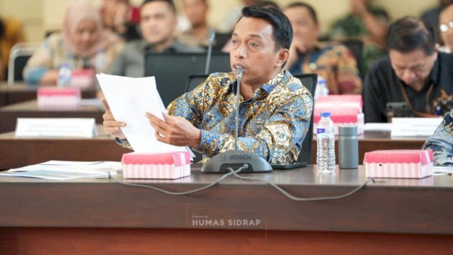 Bupati Sidrap, Syaharuddin Alrif, saat menghadiri kunjungan kerja Badan Legislasi (Baleg) DPR RI di Kantor Gubernur Sulsel. (Dok. Humas Sidrap).