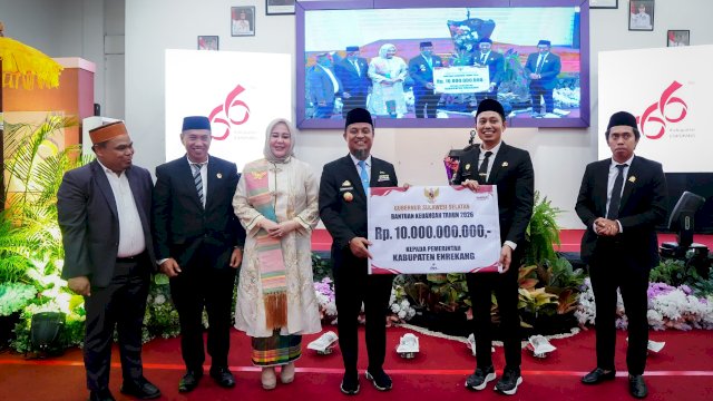Gubernur Sulawesi Selatan, Andi Sudirman Sulaiman, menyerahkan bantuan kepada Pemkab Enrekang.