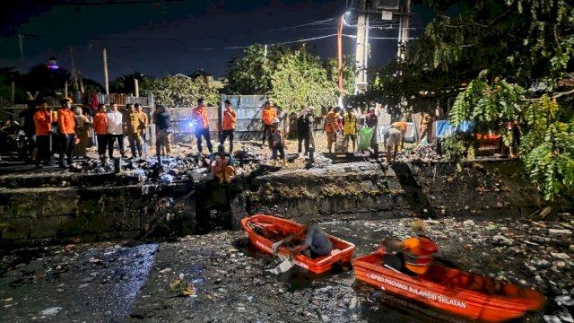Tim gabungan dari Badan Penanggulangan Bencana Daerah Kota Makassar segera turun ke lokasi melakukan pembersihan di kanal Karuwisi&ndash;Pettarani.