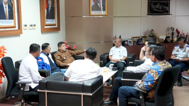 Wali Kota Makassar Munafri Arifuddin, saat pertemuan strategis bersama jajaran Kementerian Perhubungan Laut yang turut disaksikan oleh Direktur Politeknik Ilmu Pelayaran Makassar, Capt. Rudi Susanto.