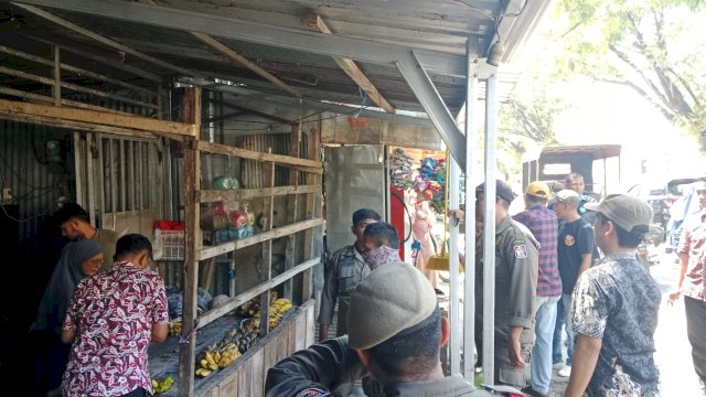 Penertiban pukuhan lapak PKL di jalan BTP.