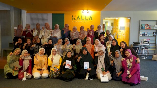 Karyawan perempuan KALLA berfoto bersama usai mengikuti Kartini Talks "Beyond Capability: Rethinking How Women Choose, Prioritize, & Live" yang merupakan bagian dari program Level Up Kartini SheLeads.
