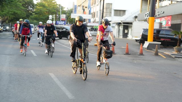 Wali Kota Makassar, Munafri Arifuddin atau yang akrab disapa Appi, gowes bareng SKPD pantau Jumat Bersih.