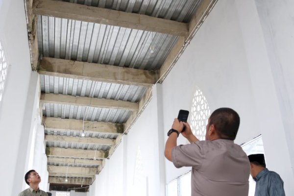 Respons Cepat Aduan Warga, Bupati Ibas Tinjau Kebocoran Masjid Islamic Center Mahalona