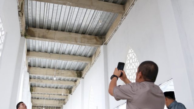 Respons Cepat Aduan Warga, Bupati Ibas Tinjau Kebocoran Masjid Islamic Center Mahalona