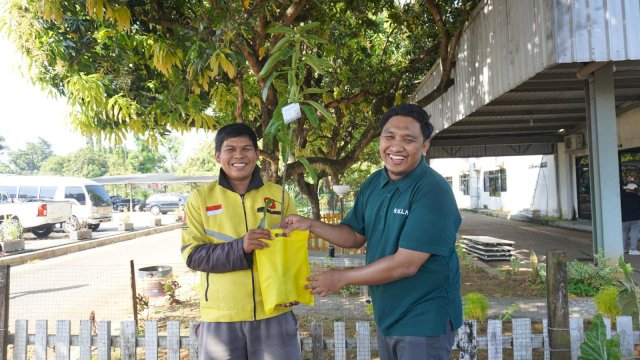 Pelaksanaan donor darah rutin dan pembagian bibit pohon di Head Office Kalla Translog, beberapa waktu lalu. 
