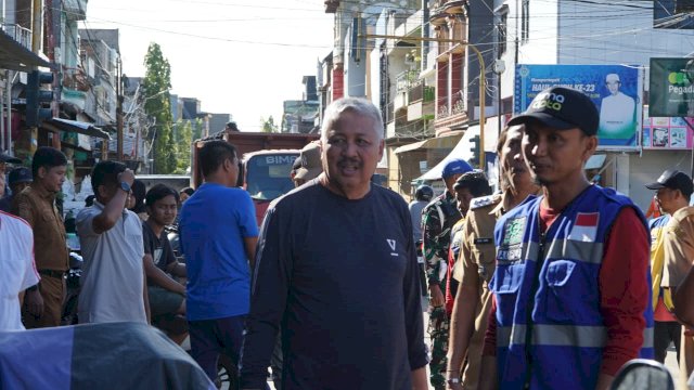 Bupati Pinrang, H. A. Irwan Hamid, turun meninjau proses penanganan dan pembersihan drainase di sejumlah titik.