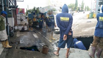 Genangan Jadi Perhatian, Bupati Irwan Genjot Pembersihan Drainase Kota