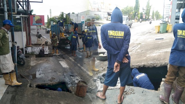 Pemerintah Kabupaten Pinrang melakukan normalisasi saluran drainase di sejumlah titik di Kota Pinrang.