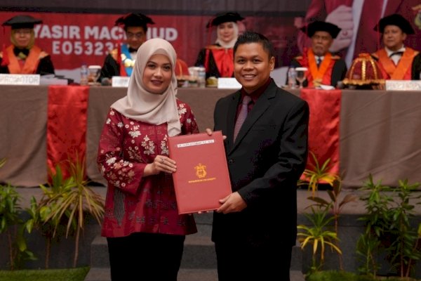 Moncer di Akademik, Yasir Machmud Sabet Doktor Cumlaude dengan Riset BUMD