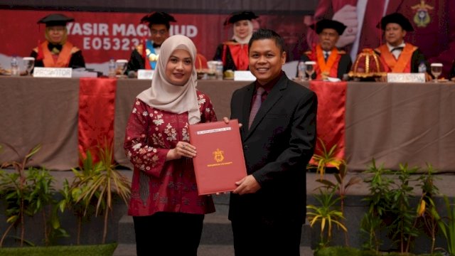 Wakil Ketua DPRD Sulawesi Selatan, Yasir Machmud, bersama istri.