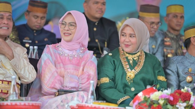 Ketua DPRD Provinsi Sulawesi Selatan, Andi Rachmatika Dewi, bersama Wakil Gubernur Sulsel, Fatmawati Rusdi.