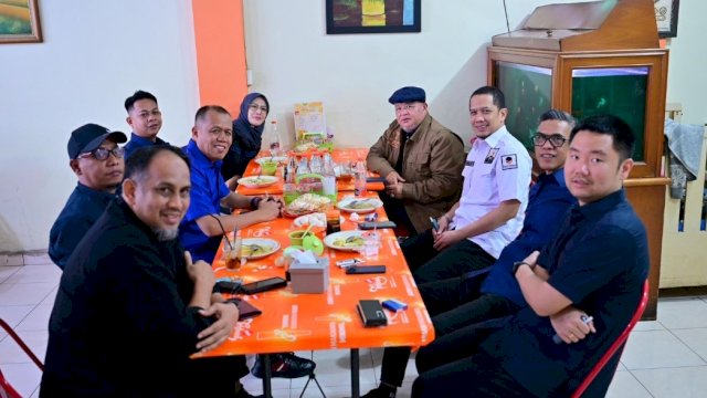 Sekretaris Jenderal Partai NasDem, Hermawi Taslim, bersama jajaran pengurus dan Fraksi NasDem Sulawesi Selatan.