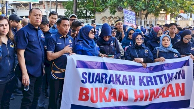 Ketua NasDem Sulsel, Syaharuddin Alrif, bersama kader NasDem se-Sulsel dalam aksi damai.