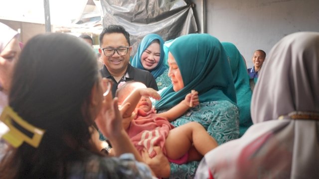 Wakil Bupati Gowa, Darmawangsyah Muin, bersama Ketua TP PKK Gowa, Andi Tenri Indah, saat mengunjungi Posyandu Bunga Masamba, Kelurahan Tombolo.