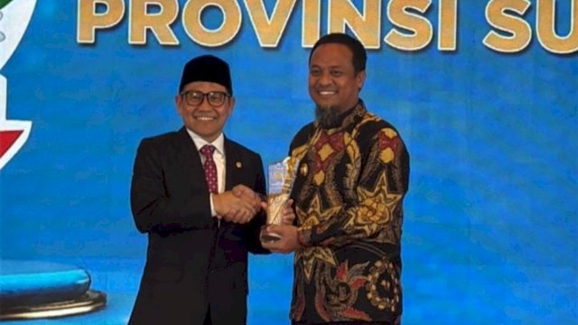 Gubernur Sulsel, Andi Sudirman Sulaiman, menerima penghargaan kategori Outstanding Province in Multi-Years Infrastructure Development pada ajang National Governance Awards.
