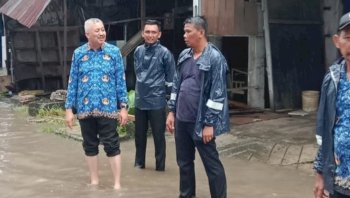 Bupati Pinrang Sidak Genangan, Temukan Drainase Tersumbat Sampah