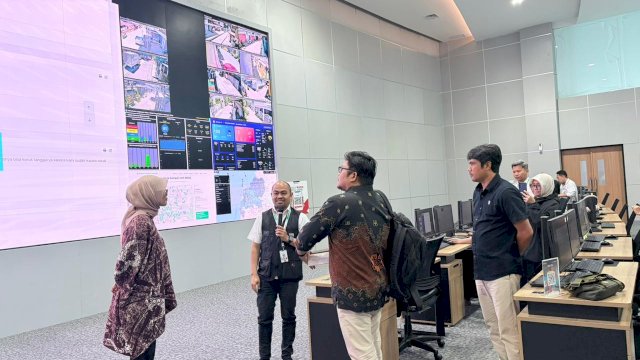Kepala Dinas Kominfo-SP Luwu Timur, Andi Tabacina Akhmad, melslukan kunnungan ke war room diterima langsung Kepala Dinas Kominfo Kota Makassar, Muhammad Roem.
