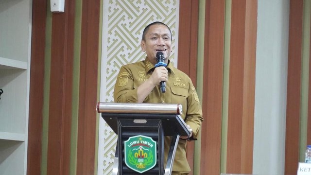 Bupati Luwu Timur, Irwan Bachri Syam, memimpin rapat persiapan panen dan pengawasan stabilitas harga tahun 2026.