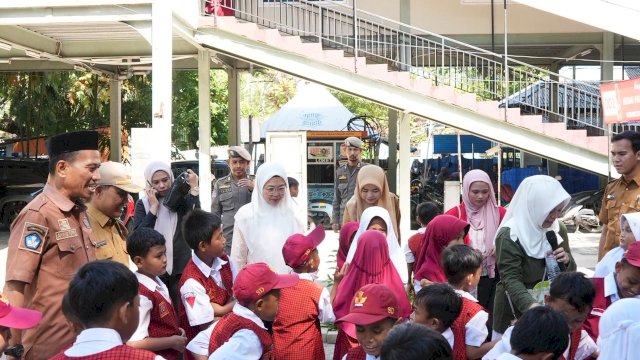 Belajar Sambil Bermain, Melinda Aksa Apresiasi Outing Class Peduli Lingkungan di TPS3R Karebosi