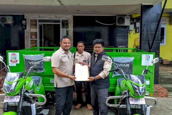 Dukung Pelayanan Pasar, Bank Sulselbar Serahkan Motor CSR ke Perumda Makassar