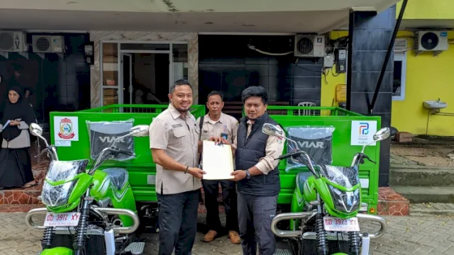Dukung Pelayanan Pasar, Bank Sulselbar Serahkan Motor CSR ke Perumda Makassar
