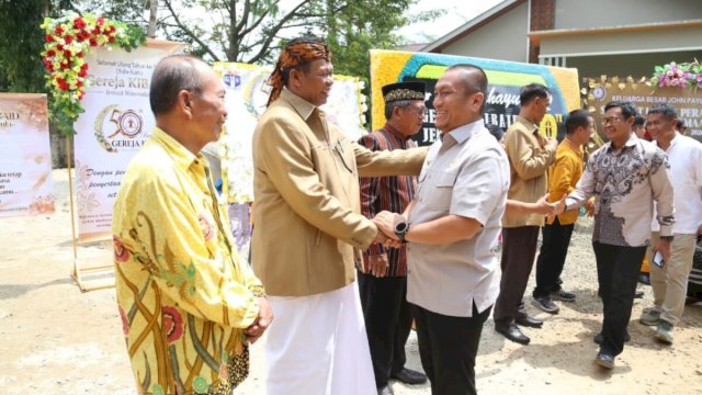 Usia Emas 50 Tahun, Gereja Kibaid Wawondula Dapat Kado dari Pemkab Lutim