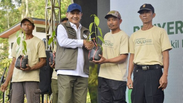 Wakil Menteri Kehutanan (Wamenhut) Rohmat Marzuki memimpin aksi penanaman bibit pohon dalam peringatan Hari Hutan Internasional.