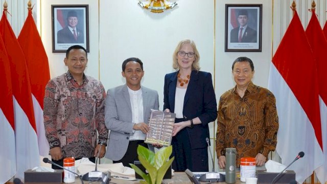 Menteri Kehutanan Raja Juli Antoni bersama Wakil Menteri Kehutanan Rohmat Marzuki menerima kunjungan Presiden Ford Foundation, Heather Gerken.