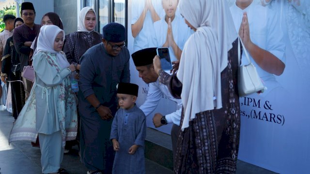 Irwan&ndash;Puspawati Gelar Open House, Ribuan Warga Hadir