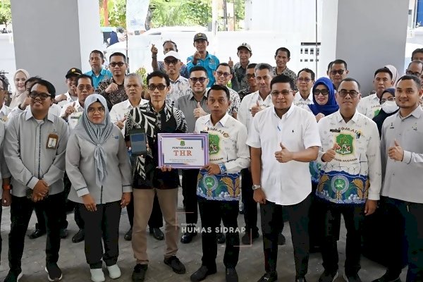 Bank Sulselbar Salurkan THR, Bupati Sidrap Minta ASN Belanja di Daerah