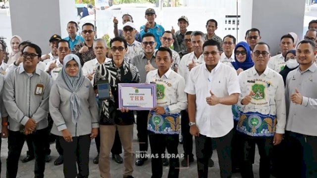 Bank Sulselbar Salurkan THR, Bupati Sidrap Minta ASN Belanja di Daerah