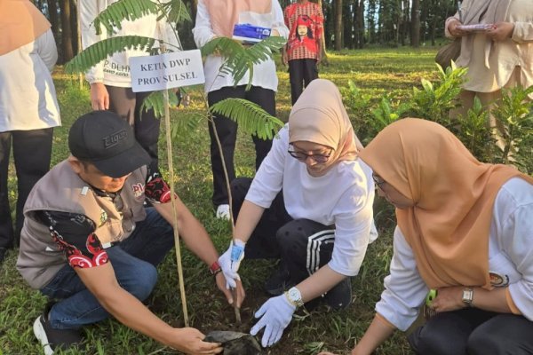Hari Bumi 2026, DWP Sulsel Tanam Bibit Unggul Bernilai Ekonomi di Gowa