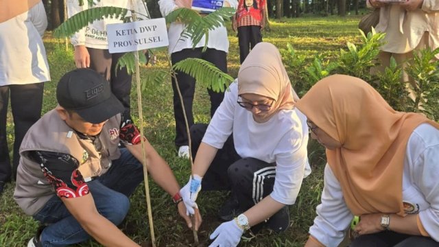 Hari Bumi 2026, DWP Sulsel Tanam Bibit Unggul Bernilai Ekonomi di Gowa